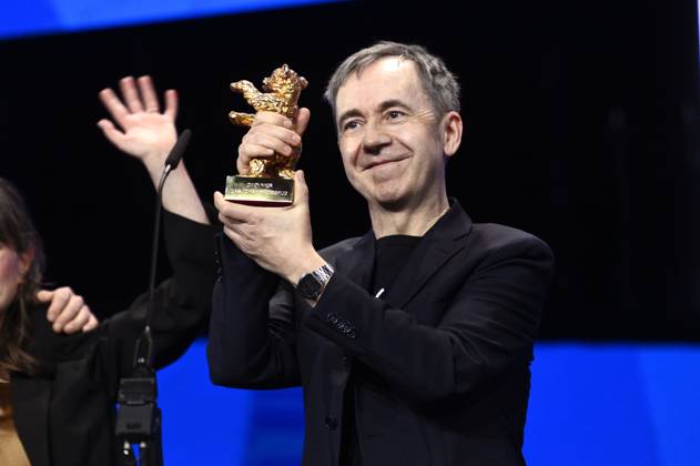 Dag Johan Haugerud with the Golden Bear for Best Film Drommer Dreams Sex Love at the Closing Ceremony with Award Ceremony at the Berlinale 2025 75 Berlin International Film Festival in the Berlinale Palast Berlin, 22 02 2025 Foto:xN.xKubelkax xFuturexImagex closing_berlinale_5506