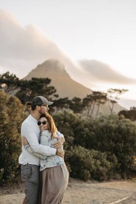 Paar steht bei Sonnenuntergang vor dem Signal Hill, Kapstadt, Südafrika Couple standing in front of Signal Hill at sunset, Cape Town, South Africa, Africa Copyright: imageBROKER MichaelaxBegsteiger ibxbeg12737505.jpg ,model released, Symbolfoto ,property released