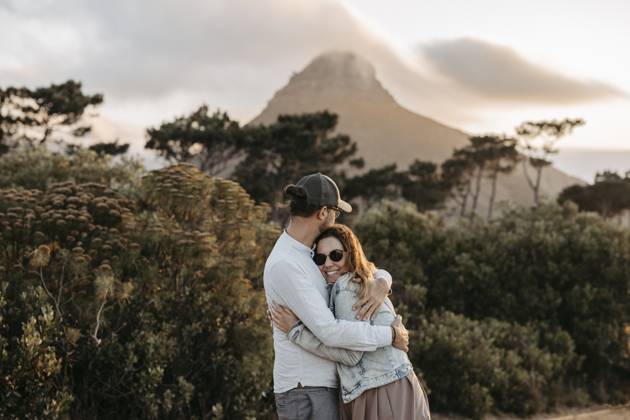 Paar steht bei Sonnenuntergang vor dem Signal Hill, Kapstadt, Südafrika Couple standing in front of Signal Hill at sunset, Cape Town, South Africa, Africa Copyright: imageBROKER MichaelaxBegsteiger ibxbeg12737507.jpg ,model released, Symbolfoto ,property released