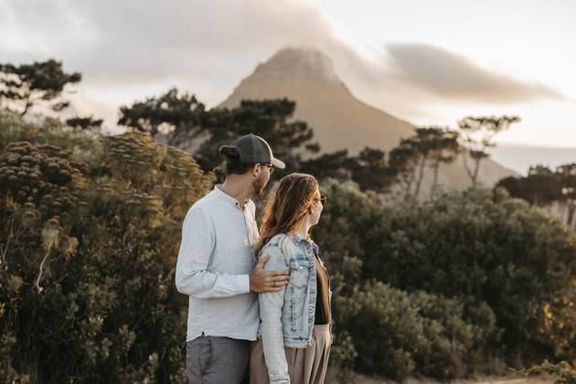 Paar steht bei Sonnenuntergang vor dem Signal Hill, Kapstadt, Südafrika Couple standing in front of Signal Hill at sunset, Cape Town, South Africa, Africa Copyright: imageBROKER MichaelaxBegsteiger ibxbeg12737508.jpg ,model released, Symbolfoto ,property released