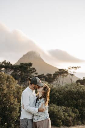 Paar steht bei Sonnenuntergang vor dem Signal Hill, Kapstadt, Südafrika Couple standing in front of Signal Hill at sunset, Cape Town, South Africa, Africa Copyright: imageBROKER MichaelaxBegsteiger ibxbeg12737512.jpg ,model released, Symbolfoto ,property released
