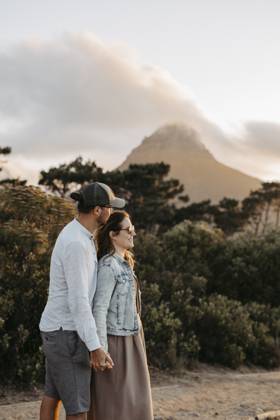 Paar steht bei Sonnenuntergang vor dem Signal Hill, Kapstadt, Südafrika Couple standing in front of Signal Hill at sunset, Cape Town, South Africa, Africa Copyright: imageBROKER MichaelaxBegsteiger ibxbeg12737504.jpg ,model released, Symbolfoto ,property released