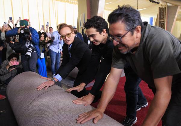 February 26, 2025, Hollywood, California, USA: Conan OÃ¢â‚¬â ¢Brien and workers roll out the red carpet in preparation for the 97th Academy Awards at the Dolby Theater in Hollywood, California on February 26, 2025. The Academy Awards Ceremony will take place on Sunday March 2, 2025. ARIANA RUIZ BNS PI Hollywood USA - ZUMAp124 20250226_zaa_p124_006 Copyright: xArianaxRuizx