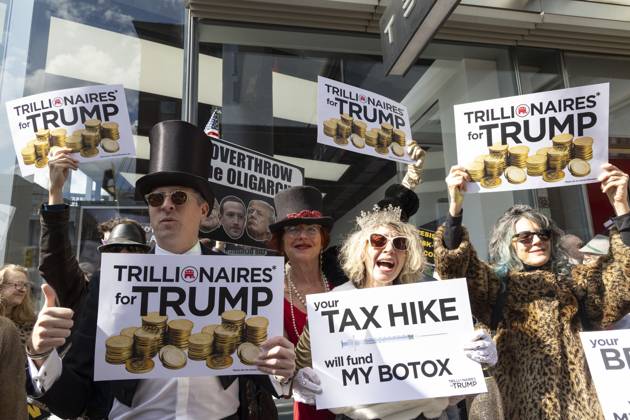 Bilder des Jahres 2025, News 03 März News Themen der Woche KW09 News Bilder des Tages March 1, 2025, New York, New York, USA: Protesters dressed in mock formal wear hold signs that read TRILLIANIAIRES FOR TRUMP with an image of gold coins your TAX HIKE will fund MY BOTOX outside the Tesla store. A group of demonstrators with the activist group Rise & Resist blockade the entrance to the Tesla showroom in a non-violent act of civil disobedience and are arrested by NYPD. Outside hundreds of protesters fill the street in Manhattanâ€⠢s Meatpacking District. The Pull the Plug on Elon protest calls for a Tesla boycott, the prosecution of Musk and his team for data breaches, and for the courts to end Musk and DOGE s access to classified information. New York USA - ZUMAr174 20250301_znp_r174_030 Copyright: xGinaxMxRandazzox