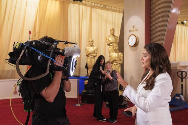 March 1, 2025, Hollywood, California, USA: A reporter from Australia files a report during preparations on the Red Carpet on Saturday March 1, 2025 at the Dolby Theater in Los Angeles, California for the upcoming 97th Academy Awards. JAVIER ROJAS PI Hollywood USA - ZUMAp124 20250301_zaa_p124_006 Copyright: xJavierxRojasx