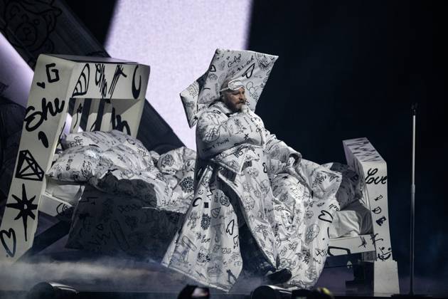 Teddy Swims performing live at the 2025 BRIT awards ceremony, O2 Arena, London, on 1 March 2025 Teddy Swims performing live at the 2025 BRIT awards ceremony, O2 Arena, London, on 1 March 2025 Teddy Swims (Jaten Collin Dimsdale) is an American singer-songwriter and rapper. Known for his genre-blending music, including soul, country, and pop, he originally attracted fans through song covers on his YouTube channel in ˜19 and ˜20. His third extended play, Tough Love (˜22), became his first entry on the Billboard 200. Swims rose to prominence in ˜23 with the single Lose Control , which peaked within the top ten on the charts in several countries and topped the Billboard Hot 100 the next year, Credit:Dafydd Owen Avalon The O2, Greater Copyright: xDafyddxOwenx xAvalonx 0970775858