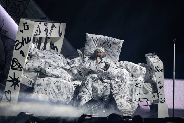 Teddy Swims performing live at the 2025 BRIT awards ceremony, O2 Arena, London, on 1 March 2025 Teddy Swims performing live at the 2025 BRIT awards ceremony, O2 Arena, London, on 1 March 2025 Teddy Swims (Jaten Collin Dimsdale) is an American singer-songwriter and rapper. Known for his genre-blending music, including soul, country, and pop, he originally attracted fans through song covers on his YouTube channel in ˜19 and ˜20. His third extended play, Tough Love (˜22), became his first entry on the Billboard 200. Swims rose to prominence in ˜23 with the single Lose Control , which peaked within the top ten on the charts in several countries and topped the Billboard Hot 100 the next year, Credit:Dafydd Owen Avalon The O2, Greater Copyright: xDafyddxOwenx xAvalonx 0970775912
