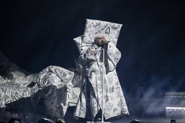 Teddy Swims performing live at the 2025 BRIT awards ceremony, O2 Arena, London, on 1 March 2025 Teddy Swims performing live at the 2025 BRIT awards ceremony, O2 Arena, London, on 1 March 2025 Teddy Swims (Jaten Collin Dimsdale) is an American singer-songwriter and rapper. Known for his genre-blending music, including soul, country, and pop, he originally attracted fans through song covers on his YouTube channel in ˜19 and ˜20. His third extended play, Tough Love (˜22), became his first entry on the Billboard 200. Swims rose to prominence in ˜23 with the single Lose Control , which peaked within the top ten on the charts in several countries and topped the Billboard Hot 100 the next year, Credit:Dafydd Owen Avalon The O2, Greater Copyright: xDafyddxOwenx xAvalonx 0970775936