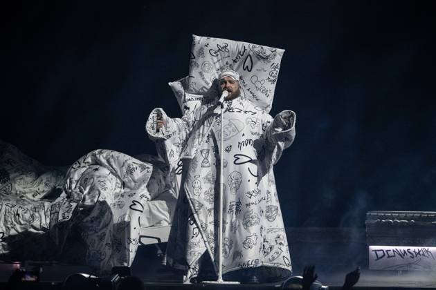 Teddy Swims performing live at the 2025 BRIT awards ceremony, O2 Arena, London, on 1 March 2025 Teddy Swims performing live at the 2025 BRIT awards ceremony, O2 Arena, London, on 1 March 2025 Teddy Swims (Jaten Collin Dimsdale) is an American singer-songwriter and rapper. Known for his genre-blending music, including soul, country, and pop, he originally attracted fans through song covers on his YouTube channel in ˜19 and ˜20. His third extended play, Tough Love (˜22), became his first entry on the Billboard 200. Swims rose to prominence in ˜23 with the single Lose Control , which peaked within the top ten on the charts in several countries and topped the Billboard Hot 100 the next year, Credit:Dafydd Owen Avalon The O2, Greater Copyright: xDafyddxOwenx xAvalonx 0970775991