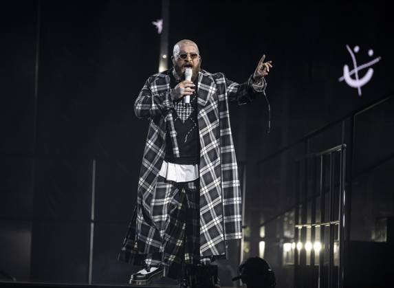 Teddy Swims performing live at the 2025 BRIT awards ceremony, O2 Arena, London, on 1 March 2025 Teddy Swims performing live at the 2025 BRIT awards ceremony, O2 Arena, London, on 1 March 2025 Teddy Swims (Jaten Collin Dimsdale) is an American singer-songwriter and rapper. Known for his genre-blending music, including soul, country, and pop, he originally attracted fans through song covers on his YouTube channel in ˜19 and ˜20. His third extended play, Tough Love (˜22), became his first entry on the Billboard 200. Swims rose to prominence in ˜23 with the single Lose Control , which peaked within the top ten on the charts in several countries and topped the Billboard Hot 100 the next year, Credit:Dafydd Owen Avalon The O2, Greater Copyright: xDafyddxOwenx xAvalonx 0970776089