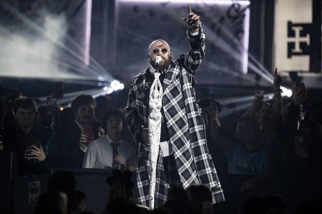 Teddy Swims performing live at the 2025 BRIT awards ceremony, O2 Arena, London, on 1 March 2025 Teddy Swims performing live at the 2025 BRIT awards ceremony, O2 Arena, London, on 1 March 2025 Teddy Swims (Jaten Collin Dimsdale) is an American singer-songwriter and rapper. Known for his genre-blending music, including soul, country, and pop, he originally attracted fans through song covers on his YouTube channel in ˜19 and ˜20. His third extended play, Tough Love (˜22), became his first entry on the Billboard 200. Swims rose to prominence in ˜23 with the single Lose Control , which peaked within the top ten on the charts in several countries and topped the Billboard Hot 100 the next year, Credit:Dafydd Owen Avalon The O2, Greater Copyright: xDafyddxOwenx xAvalonx 0970776107