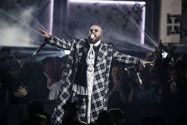 Teddy Swims performing live at the 2025 BRIT awards ceremony, O2 Arena, London, on 1 March 2025 Teddy Swims performing live at the 2025 BRIT awards ceremony, O2 Arena, London, on 1 March 2025 Teddy Swims (Jaten Collin Dimsdale) is an American singer-songwriter and rapper. Known for his genre-blending music, including soul, country, and pop, he originally attracted fans through song covers on his YouTube channel in ˜19 and ˜20. His third extended play, Tough Love (˜22), became his first entry on the Billboard 200. Swims rose to prominence in ˜23 with the single Lose Control , which peaked within the top ten on the charts in several countries and topped the Billboard Hot 100 the next year, Credit:Dafydd Owen Avalon The O2, Greater Copyright: xDafyddxOwenx xAvalonx 0970776163