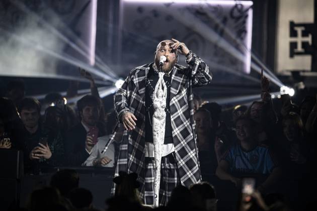 Bilder des Jahres 2025, Entertainment 03 März Teddy Swims performing live at the 2025 BRIT awards ceremony, O2 Arena, London, on 1 March 2025 Teddy Swims performing live at the 2025 BRIT awards ceremony, O2 Arena, London, on 1 March 2025 Teddy Swims (Jaten Collin Dimsdale) is an American singer-songwriter and rapper. Known for his genre-blending music, including soul, country, and pop, he originally attracted fans through song covers on his YouTube channel in ˜19 and ˜20. His third extended play, Tough Love (˜22), became his first entry on the Billboard 200. Swims rose to prominence in ˜23 with the single Lose Control , which peaked within the top ten on the charts in several countries and topped the Billboard Hot 100 the next year, Credit:Dafydd Owen Avalon The O2, Greater Copyright: xDafyddxOwenx xAvalonx 0970776187
