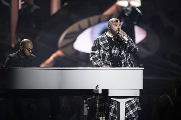 Teddy Swims performing live at the 2025 BRIT awards ceremony, O2 Arena, London, on 1 March 2025 Teddy Swims performing live at the 2025 BRIT awards ceremony, O2 Arena, London, on 1 March 2025 Teddy Swims (Jaten Collin Dimsdale) is an American singer-songwriter and rapper. Known for his genre-blending music, including soul, country, and pop, he originally attracted fans through song covers on his YouTube channel in ˜19 and ˜20. His third extended play, Tough Love (˜22), became his first entry on the Billboard 200. Swims rose to prominence in ˜23 with the single Lose Control , which peaked within the top ten on the charts in several countries and topped the Billboard Hot 100 the next year, Credit:Dafydd Owen Avalon The O2, Greater Copyright: xDafyddxOwenx xAvalonx 0970776230