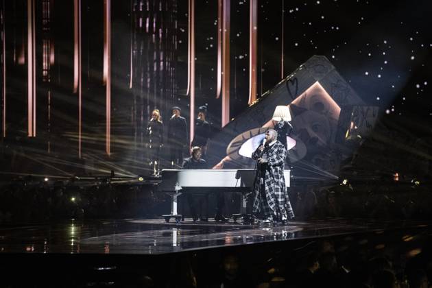 Teddy Swims performing live at the 2025 BRIT awards ceremony, O2 Arena, London, on 1 March 2025 Teddy Swims performing live at the 2025 BRIT awards ceremony, O2 Arena, London, on 1 March 2025 Teddy Swims (Jaten Collin Dimsdale) is an American singer-songwriter and rapper. Known for his genre-blending music, including soul, country, and pop, he originally attracted fans through song covers on his YouTube channel in ˜19 and ˜20. His third extended play, Tough Love (˜22), became his first entry on the Billboard 200. Swims rose to prominence in ˜23 with the single Lose Control , which peaked within the top ten on the charts in several countries and topped the Billboard Hot 100 the next year, Credit:Dafydd Owen Avalon The O2, Greater Copyright: xDafyddxOwenx xAvalonx 0970776254