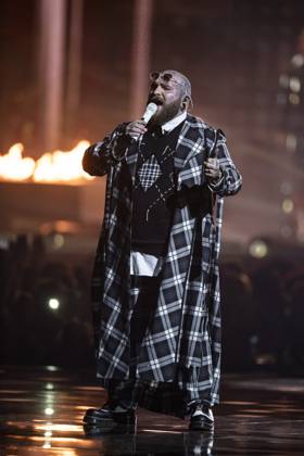 Teddy Swims performing live at the 2025 BRIT awards ceremony, O2 Arena, London, on 1 March 2025 Teddy Swims performing live at the 2025 BRIT awards ceremony, O2 Arena, London, on 1 March 2025 Teddy Swims (Jaten Collin Dimsdale) is an American singer-songwriter and rapper. Known for his genre-blending music, including soul, country, and pop, he originally attracted fans through song covers on his YouTube channel in ˜19 and ˜20. His third extended play, Tough Love (˜22), became his first entry on the Billboard 200. Swims rose to prominence in ˜23 with the single Lose Control , which peaked within the top ten on the charts in several countries and topped the Billboard Hot 100 the next year, Credit:Dafydd Owen Avalon The O2, Greater Copyright: xDafyddxOwenx xAvalonx 0970776275