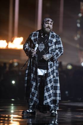 Teddy Swims performing live at the 2025 BRIT awards ceremony, O2 Arena, London, on 1 March 2025 Teddy Swims performing live at the 2025 BRIT awards ceremony, O2 Arena, London, on 1 March 2025 Teddy Swims (Jaten Collin Dimsdale) is an American singer-songwriter and rapper. Known for his genre-blending music, including soul, country, and pop, he originally attracted fans through song covers on his YouTube channel in ˜19 and ˜20. His third extended play, Tough Love (˜22), became his first entry on the Billboard 200. Swims rose to prominence in ˜23 with the single Lose Control , which peaked within the top ten on the charts in several countries and topped the Billboard Hot 100 the next year, Credit:Dafydd Owen Avalon The O2, Greater Copyright: xDafyddxOwenx xAvalonx 0970776297