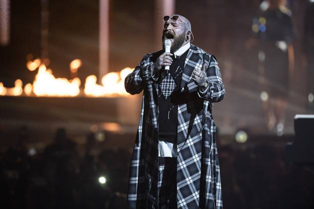 Teddy Swims performing live at the 2025 BRIT awards ceremony, O2 Arena, London, on 1 March 2025 Teddy Swims performing live at the 2025 BRIT awards ceremony, O2 Arena, London, on 1 March 2025 Teddy Swims (Jaten Collin Dimsdale) is an American singer-songwriter and rapper. Known for his genre-blending music, including soul, country, and pop, he originally attracted fans through song covers on his YouTube channel in ˜19 and ˜20. His third extended play, Tough Love (˜22), became his first entry on the Billboard 200. Swims rose to prominence in ˜23 with the single Lose Control , which peaked within the top ten on the charts in several countries and topped the Billboard Hot 100 the next year, Credit:Dafydd Owen Avalon The O2, Greater Copyright: xDafyddxOwenx xAvalonx 0970776321