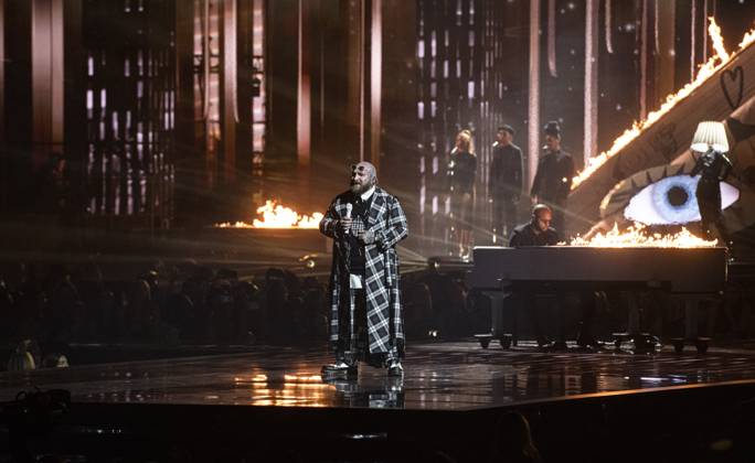 Teddy Swims performing live at the 2025 BRIT awards ceremony, O2 Arena, London, on 1 March 2025 Teddy Swims performing live at the 2025 BRIT awards ceremony, O2 Arena, London, on 1 March 2025 Teddy Swims (Jaten Collin Dimsdale) is an American singer-songwriter and rapper. Known for his genre-blending music, including soul, country, and pop, he originally attracted fans through song covers on his YouTube channel in ˜19 and ˜20. His third extended play, Tough Love (˜22), became his first entry on the Billboard 200. Swims rose to prominence in ˜23 with the single Lose Control , which peaked within the top ten on the charts in several countries and topped the Billboard Hot 100 the next year, Credit:Dafydd Owen Avalon The O2, Greater Copyright: xDafyddxOwenx xAvalonx 0970776363