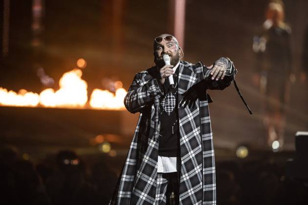 Teddy Swims performing live at the 2025 BRIT awards ceremony, O2 Arena, London, on 1 March 2025 Teddy Swims performing live at the 2025 BRIT awards ceremony, O2 Arena, London, on 1 March 2025 Teddy Swims (Jaten Collin Dimsdale) is an American singer-songwriter and rapper. Known for his genre-blending music, including soul, country, and pop, he originally attracted fans through song covers on his YouTube channel in ˜19 and ˜20. His third extended play, Tough Love (˜22), became his first entry on the Billboard 200. Swims rose to prominence in ˜23 with the single Lose Control , which peaked within the top ten on the charts in several countries and topped the Billboard Hot 100 the next year, Credit:Dafydd Owen Avalon The O2, Greater Copyright: xDafyddxOwenx xAvalonx 0970776392