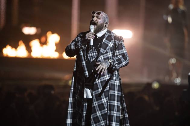 Teddy Swims performing live at the 2025 BRIT awards ceremony, O2 Arena, London, on 1 March 2025 Teddy Swims performing live at the 2025 BRIT awards ceremony, O2 Arena, London, on 1 March 2025 Teddy Swims (Jaten Collin Dimsdale) is an American singer-songwriter and rapper. Known for his genre-blending music, including soul, country, and pop, he originally attracted fans through song covers on his YouTube channel in ˜19 and ˜20. His third extended play, Tough Love (˜22), became his first entry on the Billboard 200. Swims rose to prominence in ˜23 with the single Lose Control , which peaked within the top ten on the charts in several countries and topped the Billboard Hot 100 the next year, Credit:Dafydd Owen Avalon The O2, Greater Copyright: xDafyddxOwenx xAvalonx 0970776413
