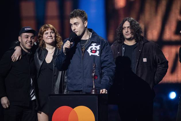 Sam Fender being presented the BRIT Award for Alternative Rock Artist at the 2025 BRIT Awards at The O2 Arena, London on 1 March 2025 Sam Fender being presented the BRIT Award for Alternative Rock Artist at the 2025 BRIT Awards at The O2 Arena, London on 1 March 2025 Sam Fender is an English singer, songwriter, and musician. Fender discovered his passion for music during his teenage years and released several singles independently beginning in ˜17. His sound relies primarily on his traditional American musical upbringing combined with a British rock sensibility. He is known for his high tenor voice and Geordie accent. Recognised for his songwriting style, Fender is the recipient of two Brit Awards., Credit:Dafydd Owen Avalon The O2, Gr  Copyright: xDafyddxOwenx xAvalonx 0970782150