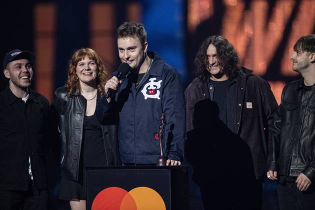 Sam Fender being presented the BRIT Award for Alternative Rock Artist at the 2025 BRIT Awards at The O2 Arena, London on 1 March 2025 Sam Fender being presented the BRIT Award for Alternative Rock Artist at the 2025 BRIT Awards at The O2 Arena, London on 1 March 2025 Sam Fender is an English singer, songwriter, and musician. Fender discovered his passion for music during his teenage years and released several singles independently beginning in ˜17. His sound relies primarily on his traditional American musical upbringing combined with a British rock sensibility. He is known for his high tenor voice and Geordie accent. Recognised for his songwriting style, Fender is the recipient of two Brit Awards., Credit:Dafydd Owen Avalon The O2, Gr  Copyright: xDafyddxOwenx xAvalonx 0970782225