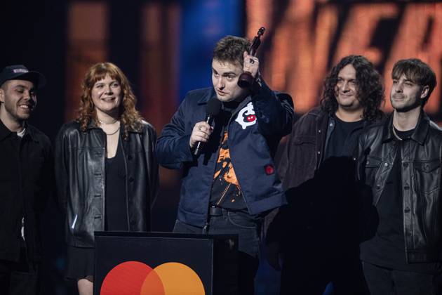 Sam Fender being presented the BRIT Award for Alternative Rock Artist at the 2025 BRIT Awards at The O2 Arena, London on 1 March 2025 Sam Fender being presented the BRIT Award for Alternative Rock Artist at the 2025 BRIT Awards at The O2 Arena, London on 1 March 2025 Sam Fender is an English singer, songwriter, and musician. Fender discovered his passion for music during his teenage years and released several singles independently beginning in ˜17. His sound relies primarily on his traditional American musical upbringing combined with a British rock sensibility. He is known for his high tenor voice and Geordie accent. Recognised for his songwriting style, Fender is the recipient of two Brit Awards., Credit:Dafydd Owen Avalon The O2, Gr  Copyright: xDafyddxOwenx xAvalonx 0970782247