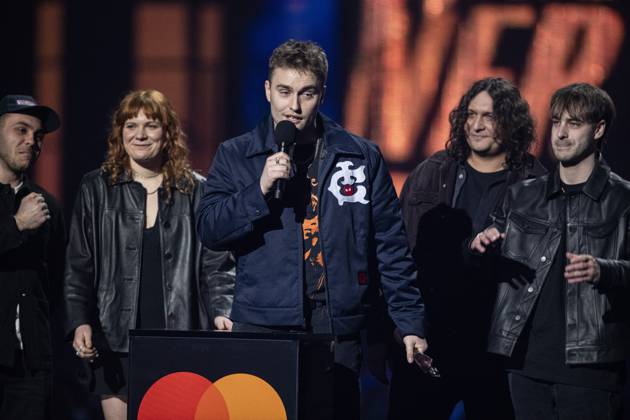 Sam Fender being presented the BRIT Award for Alternative Rock Artist at the 2025 BRIT Awards at The O2 Arena, London on 1 March 2025 Sam Fender being presented the BRIT Award for Alternative Rock Artist at the 2025 BRIT Awards at The O2 Arena, London on 1 March 2025 Sam Fender is an English singer, songwriter, and musician. Fender discovered his passion for music during his teenage years and released several singles independently beginning in ˜17. His sound relies primarily on his traditional American musical upbringing combined with a British rock sensibility. He is known for his high tenor voice and Geordie accent. Recognised for his songwriting style, Fender is the recipient of two Brit Awards., Credit:Dafydd Owen Avalon The O2, Gr  Copyright: xDafyddxOwenx xAvalonx 0970782279