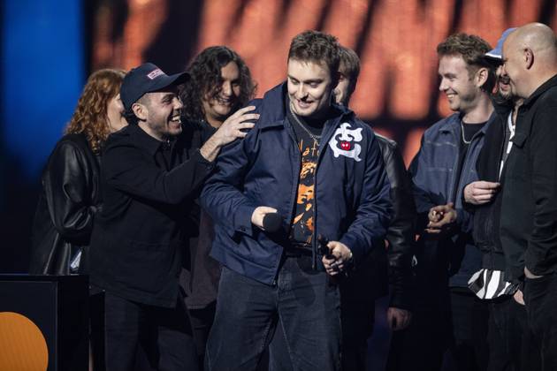 Sam Fender being presented the BRIT Award for Alternative Rock Artist at the 2025 BRIT Awards at The O2 Arena, London on 1 March 2025 Sam Fender being presented the BRIT Award for Alternative Rock Artist at the 2025 BRIT Awards at The O2 Arena, London on 1 March 2025 Sam Fender is an English singer, songwriter, and musician. Fender discovered his passion for music during his teenage years and released several singles independently beginning in ˜17. His sound relies primarily on his traditional American musical upbringing combined with a British rock sensibility. He is known for his high tenor voice and Geordie accent. Recognised for his songwriting style, Fender is the recipient of two Brit Awards., Credit:Dafydd Owen Avalon The O2, Gr  Copyright: xDafyddxOwenx xAvalonx 0970782446