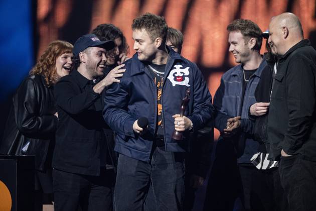 Sam Fender being presented the BRIT Award for Alternative Rock Artist at the 2025 BRIT Awards at The O2 Arena, London on 1 March 2025 Sam Fender being presented the BRIT Award for Alternative Rock Artist at the 2025 BRIT Awards at The O2 Arena, London on 1 March 2025 Sam Fender is an English singer, songwriter, and musician. Fender discovered his passion for music during his teenage years and released several singles independently beginning in ˜17. His sound relies primarily on his traditional American musical upbringing combined with a British rock sensibility. He is known for his high tenor voice and Geordie accent. Recognised for his songwriting style, Fender is the recipient of two Brit Awards., Credit:Dafydd Owen Avalon The O2, Gr  Copyright: xDafyddxOwenx xAvalonx 0970782472