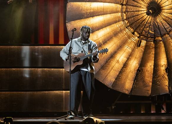 Myles Smith performing live at the 2025 BRIT awards ceremony, O2 Arena, London, on 1 March 2025 Myles Smith performing live at the 2025 BRIT awards ceremony, O2 Arena, London, on 1 March 2025 Myles Smith is a British singer and songwriter from Luton. He is best known for his ˜24 singles Stargazing and Nice to Meet You . Smith began posting on TikTok and in the fall of ˜22, a clip posted caught the attention of his future manager. To date he™s released two EP™s. He™s the winner of this year™s Rising Star BRIT Award., Credit:Dafydd Owen Avalon The O2, Greater London, London Copyright: xDafyddxOwenx xAvalonx 0970788950