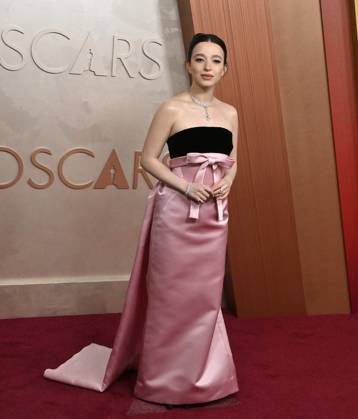 Mikey Madison arrives on the red carpet for the 97th Academy Awards in the Hollywood section of Los Angeles on Sunday, March 2, 2025.  LAP20250302389 JIMxRUYMEN
