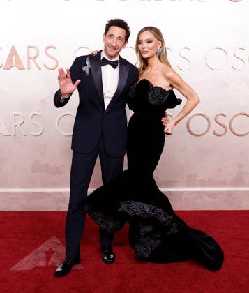 Adrien Brody and Georgina Chapman arrive on the red carpet for the 97th Academy Awards in the Hollywood section of Los Angeles on Sunday, March 2, 2025.  LAP20250302901 JOHNxANGELILLO