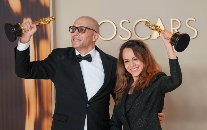 Shirin Rohani and Hossein Molayemi of In the Shadow of the Cypress celebrate their Oscar for best animated short film during the 97th Academy Awards in the Hollywood section of Los Angeles on Sunday, March 2, 2025.  LAP20250302109 PATxBENIC