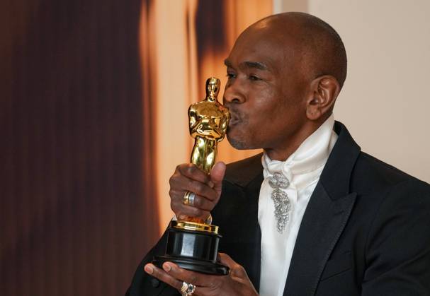 Paul Tazewell of Wicked celebrates his Oscar for best costume design during the 97th Academy Awards in the Hollywood section of Los Angeles on Sunday, March 2, 2025.  LAP20250302112 PATxBENIC