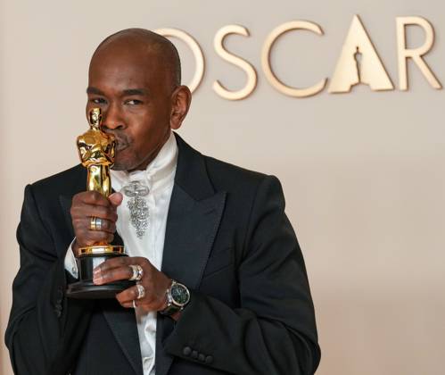 Paul Tazewell of Wicked celebrates his Oscar for best costume design during the 97th Academy Awards in the Hollywood section of Los Angeles on Sunday, March 2, 2025.  LAP20250302114 PATxBENIC