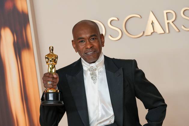 Paul Tazewell of Wicked celebrates his Oscar for best costume design during the 97th Academy Awards in the Hollywood section of Los Angeles on Sunday, March 2, 2025.  LAP20250302115 PATxBENIC