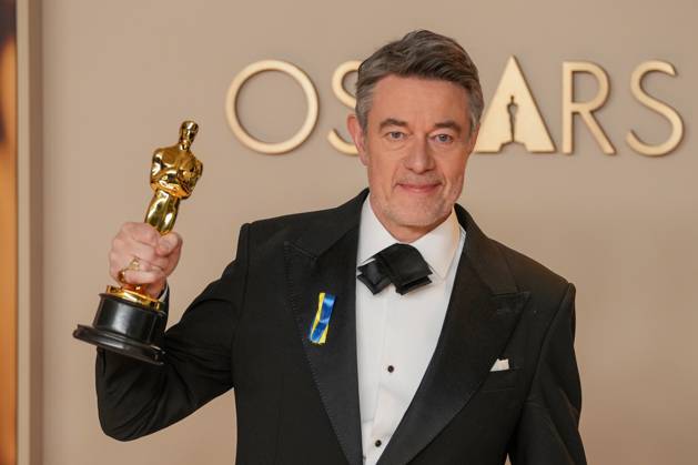 Peter Straughan of Conclave celebrates his Oscar for best adapted screenplay during the 97th Academy Awards in the Hollywood section of Los Angeles on Sunday, March 2, 2025.  LAP20250302116 PATxBENIC