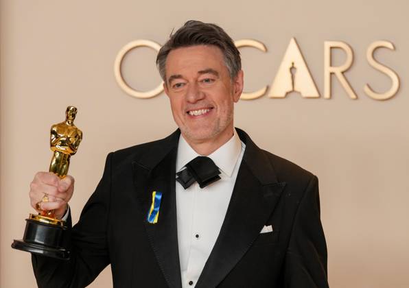 Peter Straughan of Conclave celebrates his Oscar for best adapted screenplay during the 97th Academy Awards in the Hollywood section of Los Angeles on Sunday, March 2, 2025.  LAP20250302117 PATxBENIC