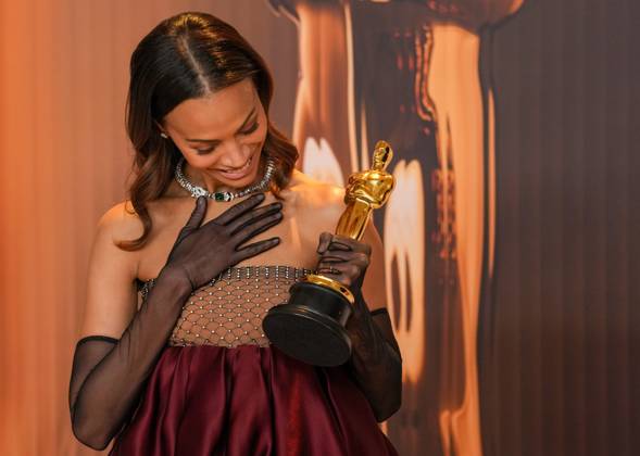 Zoe Saldana of Emilia Pérez celebrates backstage after winning the Oscar for best actress is a supporting role during the 97th Academy Awards in the Hollywood section of Los Angeles on Sunday, March 2, 2025.  LAP20250302155 PATxBENIC