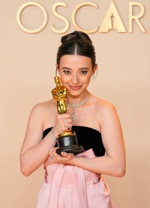 Best performance by an actress in a leading role winner Mikey Madison of Anora celebrates backstage during the 97th Academy Awards in the Hollywood section of Los Angeles on Sunday, March 2, 2025.  LAP20250302177 PATxBENIC