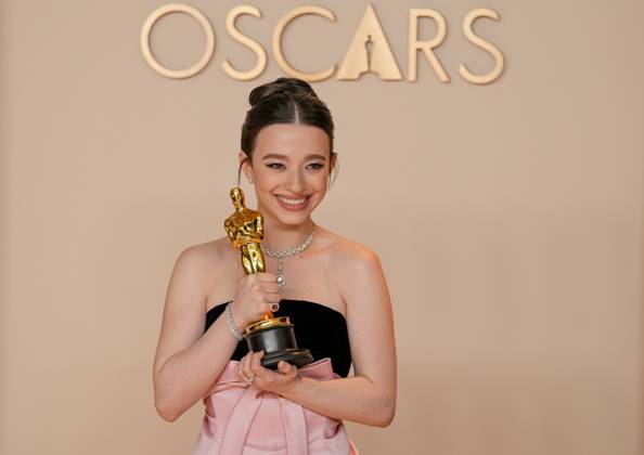 Best performance by an actress in a leading role winner Mikey Madison of Anora celebrates backstage during the 97th Academy Awards in the Hollywood section of Los Angeles on Sunday, March 2, 2025.  LAP20250302178 PATxBENIC