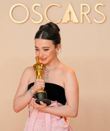 Best performance by an actress in a leading role winner Mikey Madison of Anora celebrates backstage during the 97th Academy Awards in the Hollywood section of Los Angeles on Sunday, March 2, 2025.  LAP20250302179 PATxBENIC