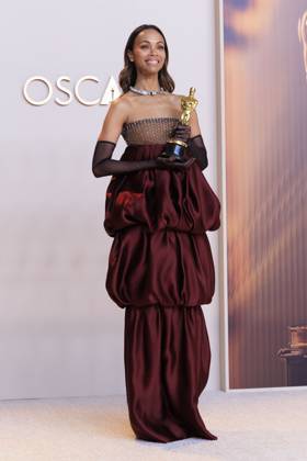March 2, 2025, Hollywood, California, USA: ZooÂ« SaldaoÂ±a, winner of the Best Actress In A Supporting Role for Ã¢â‚¬oeEmilia Po rezÃ¢â‚¬Â, poses in the press room of the 97th Annual Academy Awards on Sunday March 2, 2025 at the Dolby Theater in Hollywood, California. BURT HARRIS BNS PI Hollywood USA - ZUMAp124 20250302_zaa_p124_385 Copyright: xBurtxHarrisx