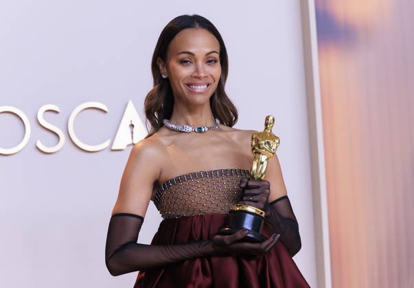 March 2, 2025, Hollywood, California, USA: ZooÂ« SaldaoÂ±a, winner of the Best Actress In A Supporting Role for Ã¢â‚¬oeEmilia Po rezÃ¢â‚¬Â, poses in the press room of the 97th Annual Academy Awards on Sunday March 2, 2025 at the Dolby Theater in Hollywood, California. BURT HARRIS BNS PI Hollywood USA - ZUMAp124 20250302_zaa_p124_386 Copyright: xBurtxHarrisx