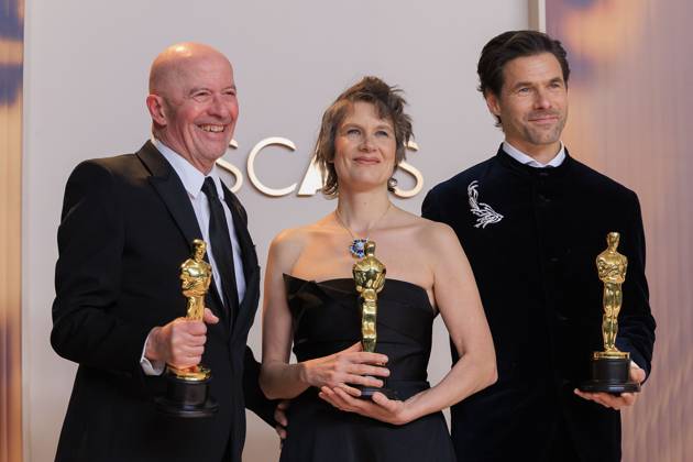 March 2, 2025, Hollywood, California, USA: (L-R) Jacques Audiard, Camille and Clo ment Ducol, winners of the Best Original Song for Ã¢â‚¬oeEmilia Po rezÃ¢â‚¬Â, pose in the press room of the 97th Annual Academy Awards on Sunday March 2, 2025 at the Dolby Theater in Hollywood, California. BURT HARRIS BNS PI Hollywood USA - ZUMAp124 20250302_zaa_p124_399 Copyright: xBurtxHarrisx
