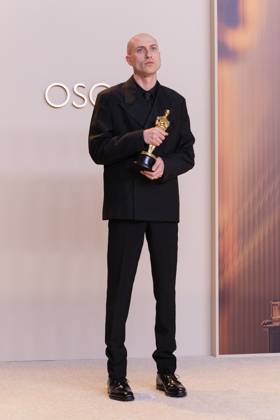 March 2, 2025, Hollywood, California, USA: Daniel Blumberg, winner of the Best Original Score for Ã¢â‚¬oeThe BrutalistÃ¢â‚¬Â, poses in the press room of the 97th Annual Academy Awards on Sunday March 2, 2025 at the Dolby Theater in Hollywood, California. BURT HARRIS BNS PI Hollywood USA - ZUMAp124 20250302_zaa_p124_422 Copyright: xBurtxHarrisx