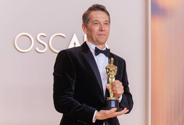 March 2, 2025, Hollywood, California, USA: Sean Baker, winner of the Best Film Editing for Ã¢â‚¬oeAnoraÃ¢â‚¬Â, poses in the press room of the 97th Annual Academy Awards on Sunday March 2, 2025 at the Dolby Theater in Hollywood, California. BURT HARRIS BNS PI Hollywood USA - ZUMAp124 20250302_zaa_p124_462 Copyright: xBurtxHarrisx