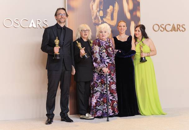 March 2, 2025, Hollywood, California, USA: Pierre Olivier Persin, Sto phanie Guillon, and Marilyne Scarselli, winners of the Best Makeup and Hairstyling for Ã¢â‚¬oeThe SubstanceÃ¢â‚¬Â, pose with June Squibb and Scarlett Johansson in the press room of the 97th Annual Academy Awards on Sunday March 2, 2025 at the Dolby Theater in Hollywood, California. BURT HARRIS BNS PI Hollywood USA - ZUMAp124 20250302_zaa_p124_482 Copyright: xBurtxHarrisx